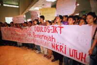 Studenten des
Rehacenters demonstrieren im Parlament