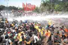 Wasserwerfer gegen
Studenten